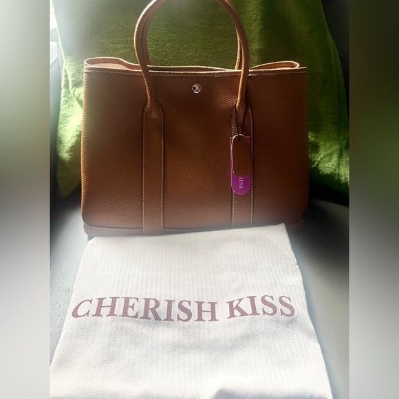 Cherish Kiss Handbag - Picture 3 of 7